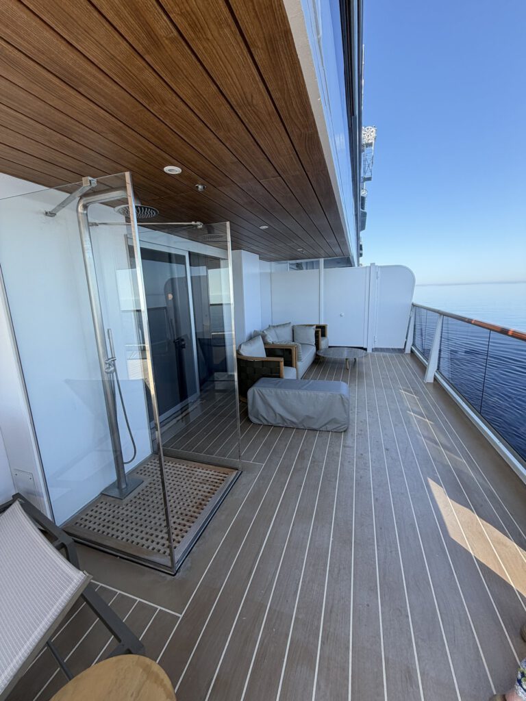 Kreuzfahrtschiff am Wasser