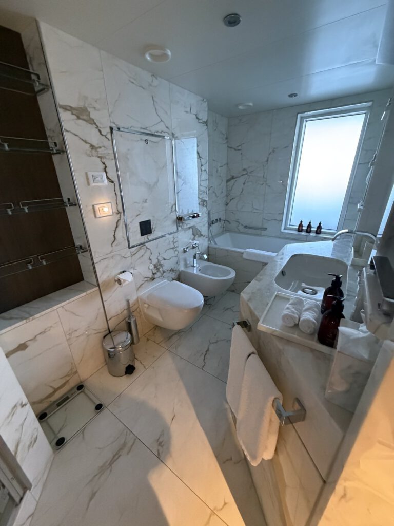 Modernes Bad in der Suite