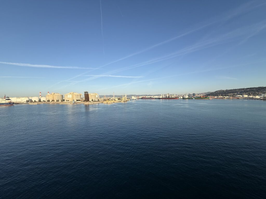 Hafenblick mit Kreuzfahrtschiffen