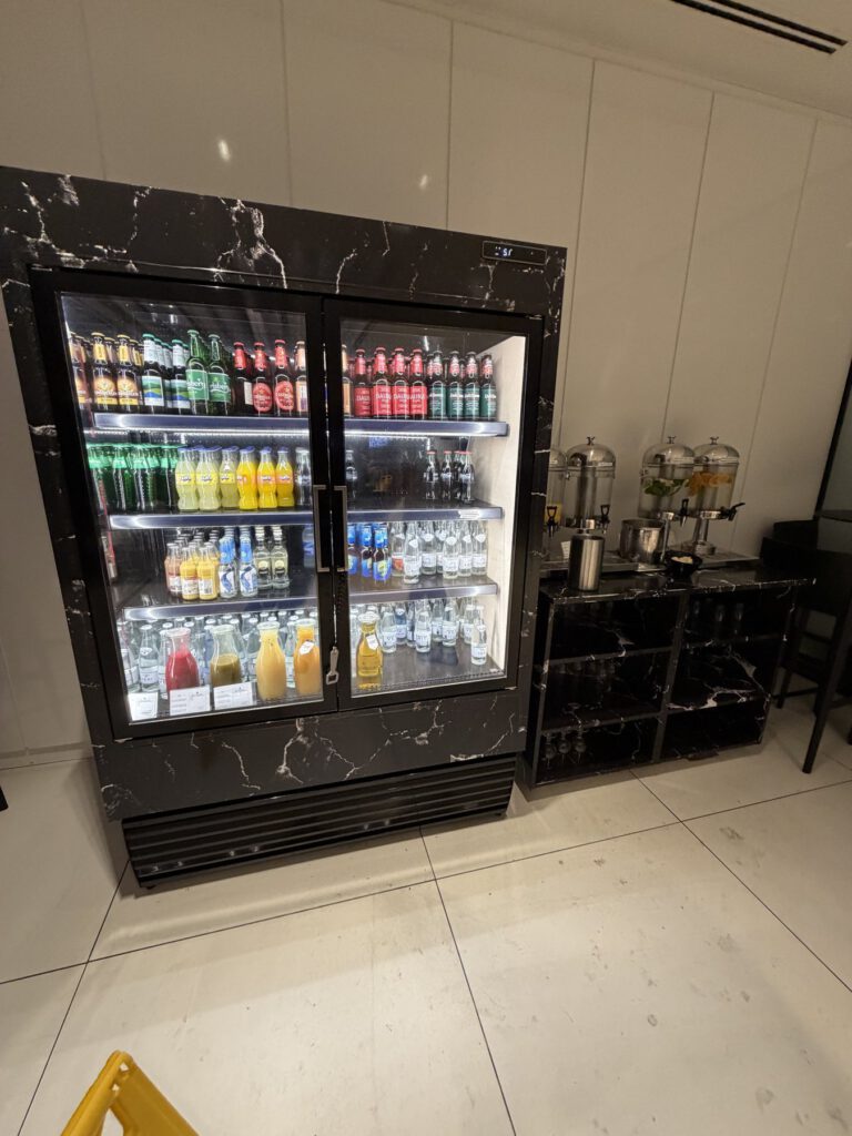 Gefüllter Kühlschrank in der Kabine