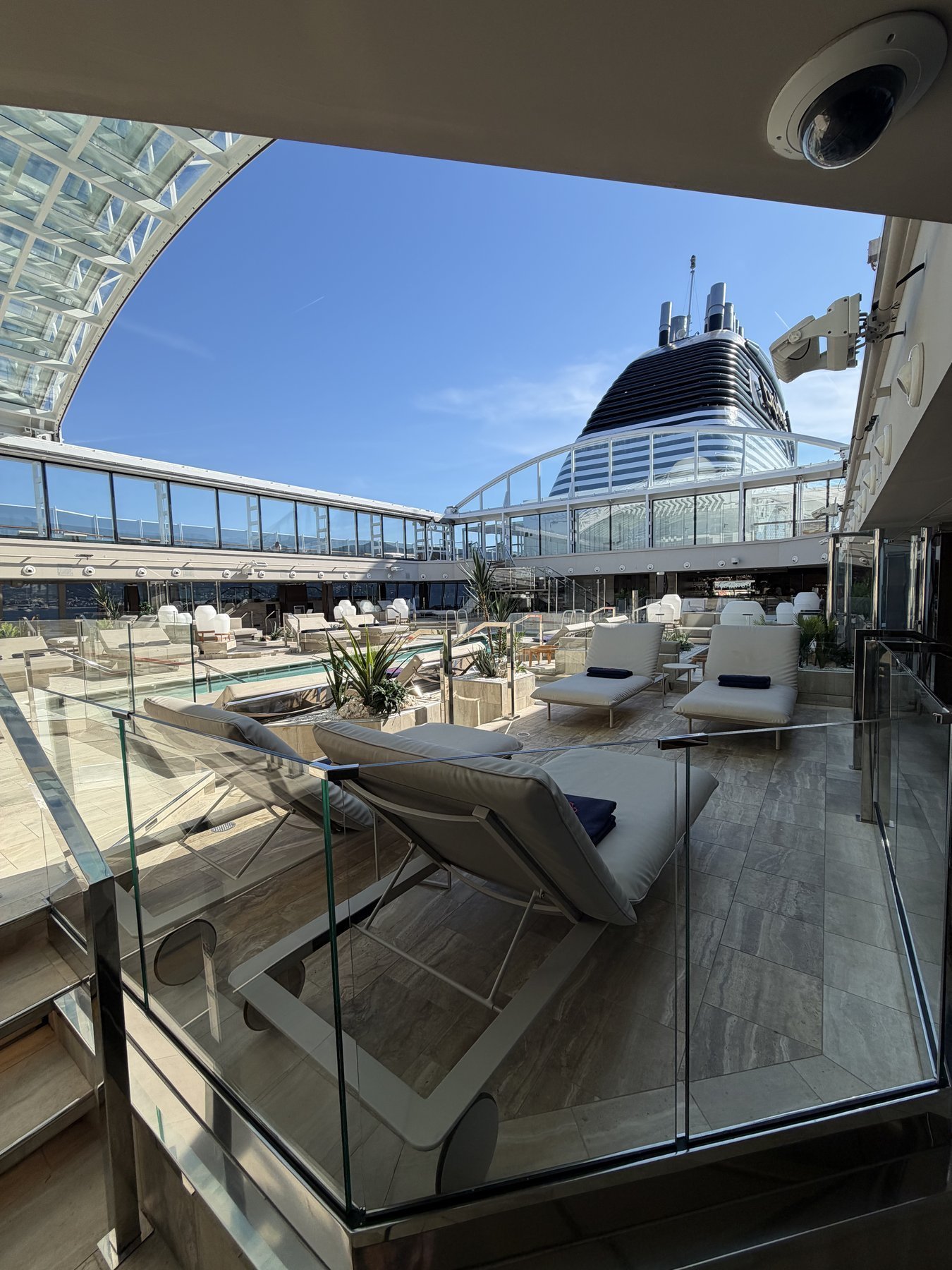 Kreuzfahrtschiff am Wasser