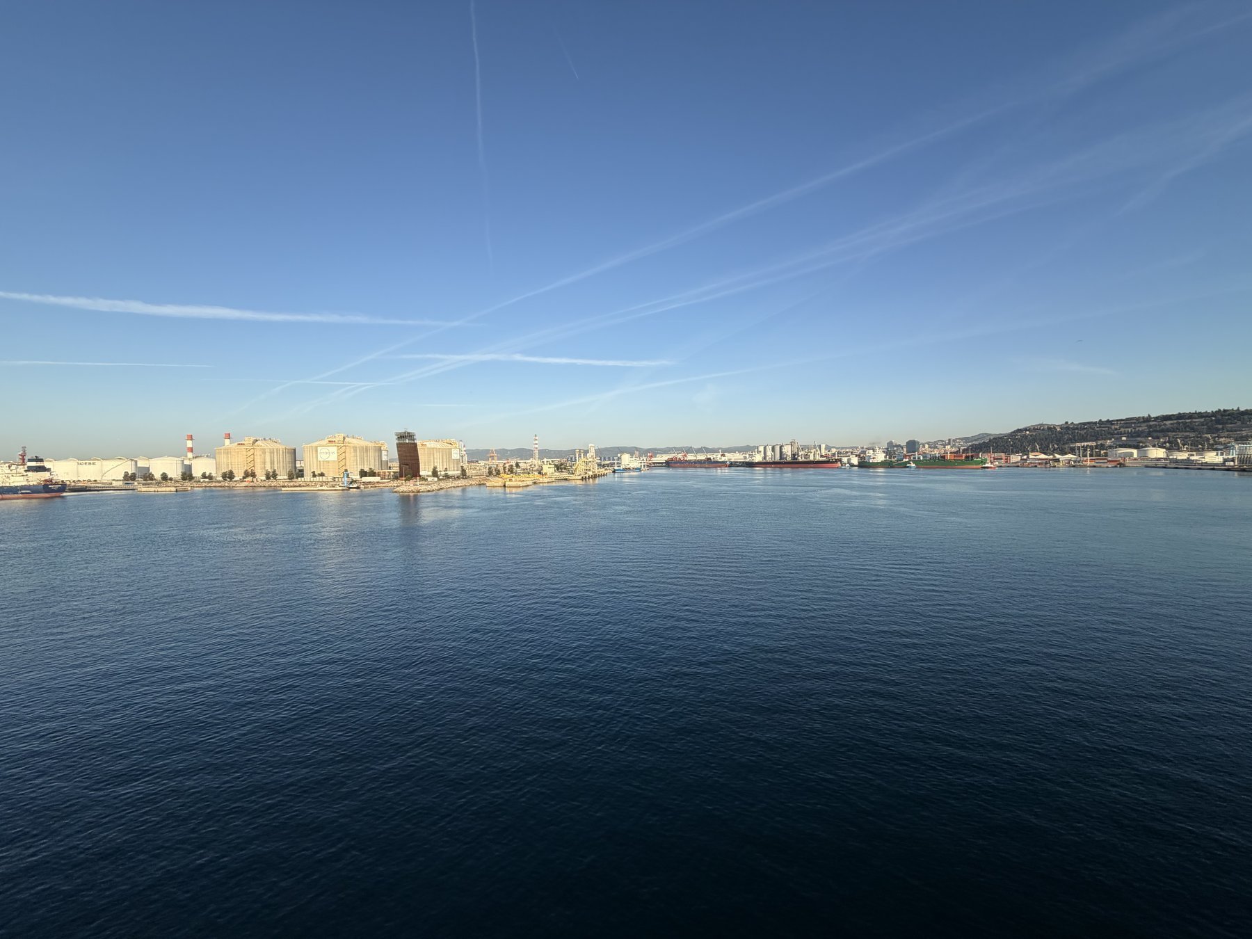 Hafenblick mit Kreuzfahrtschiffen