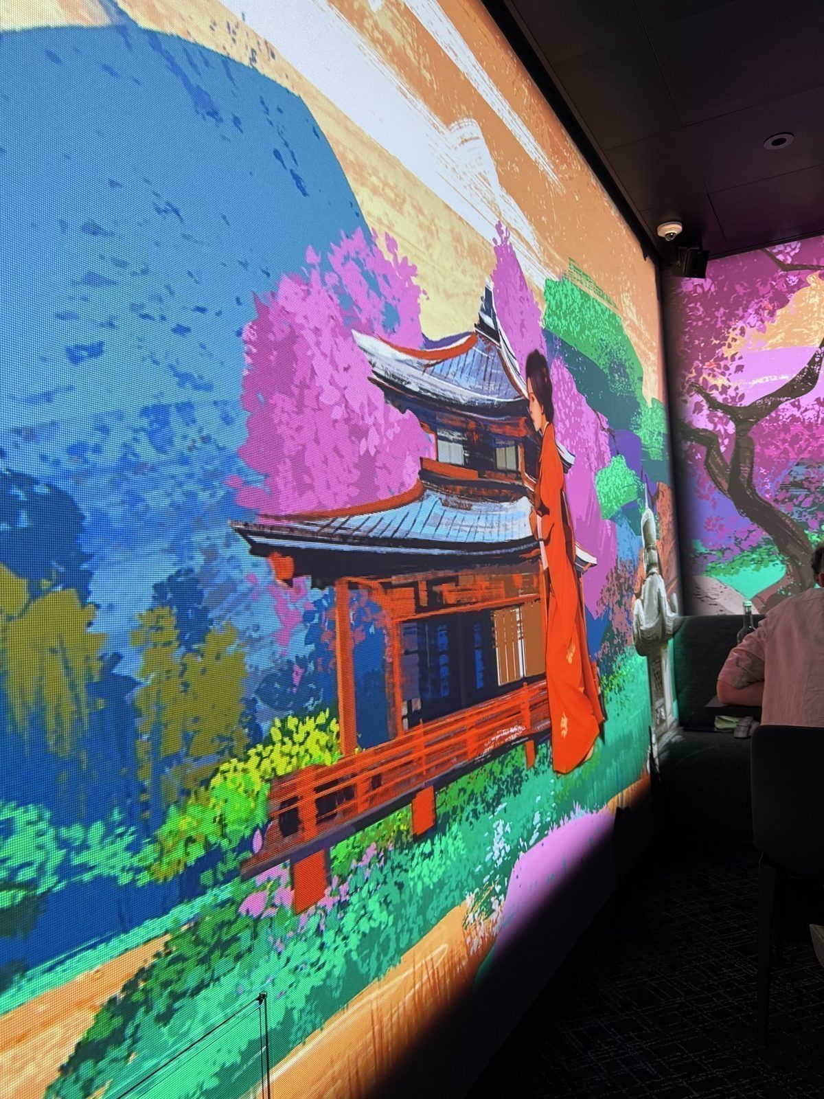 Bunte digitale Wand mit traditioneller Architektur