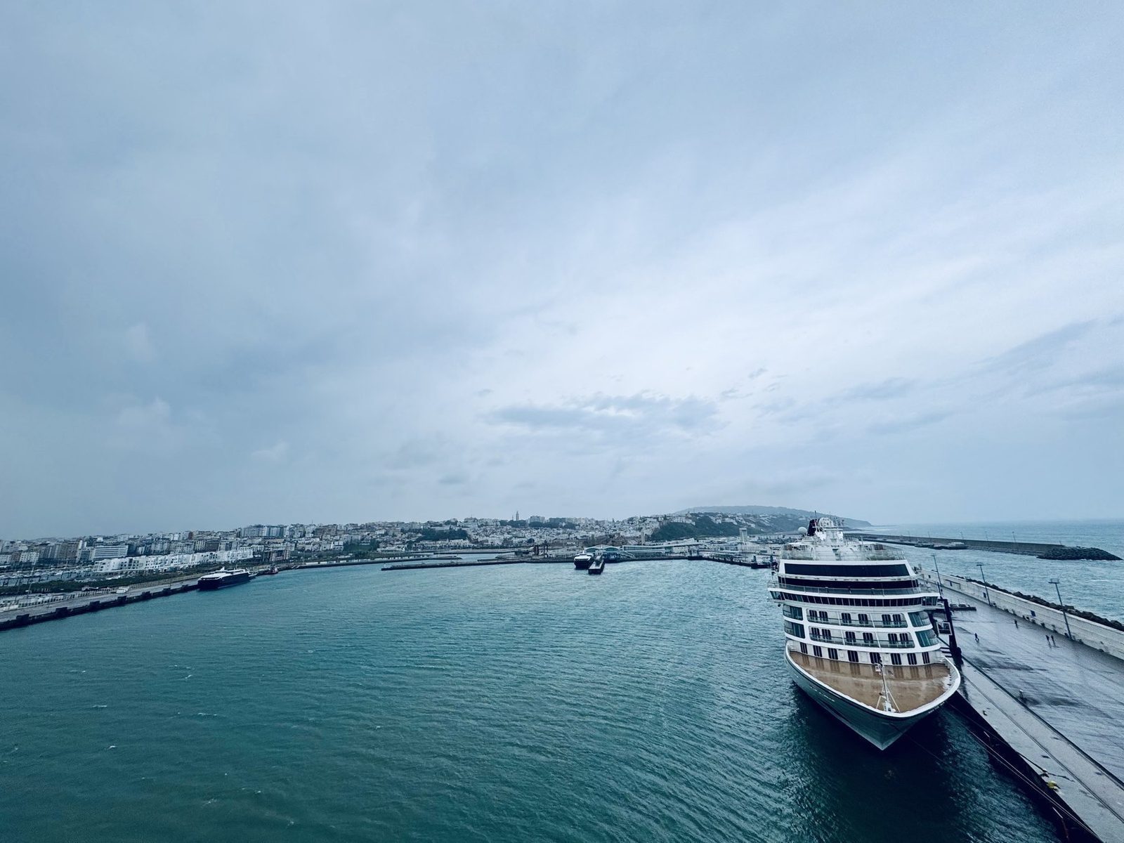 Hafenblick mit Kreuzfahrtschiffen