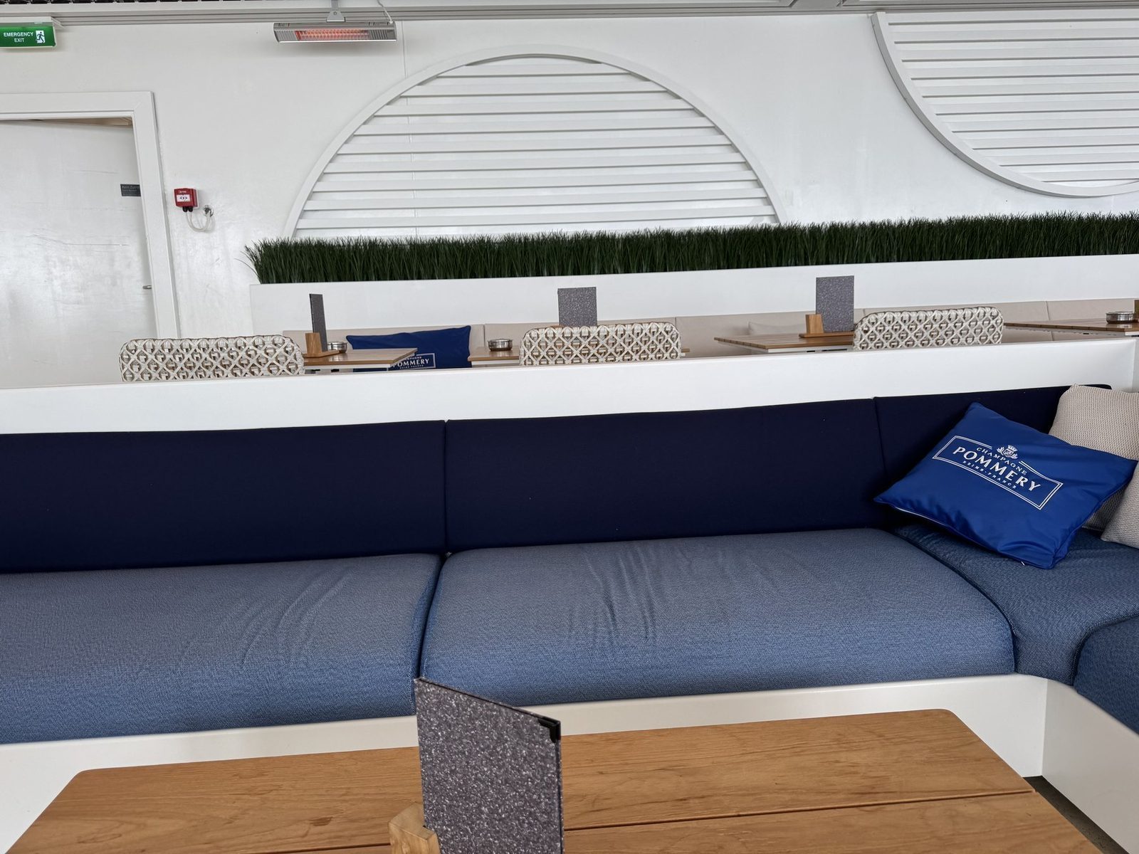 Blauer Sofa Bereich mit Pommery Kissen