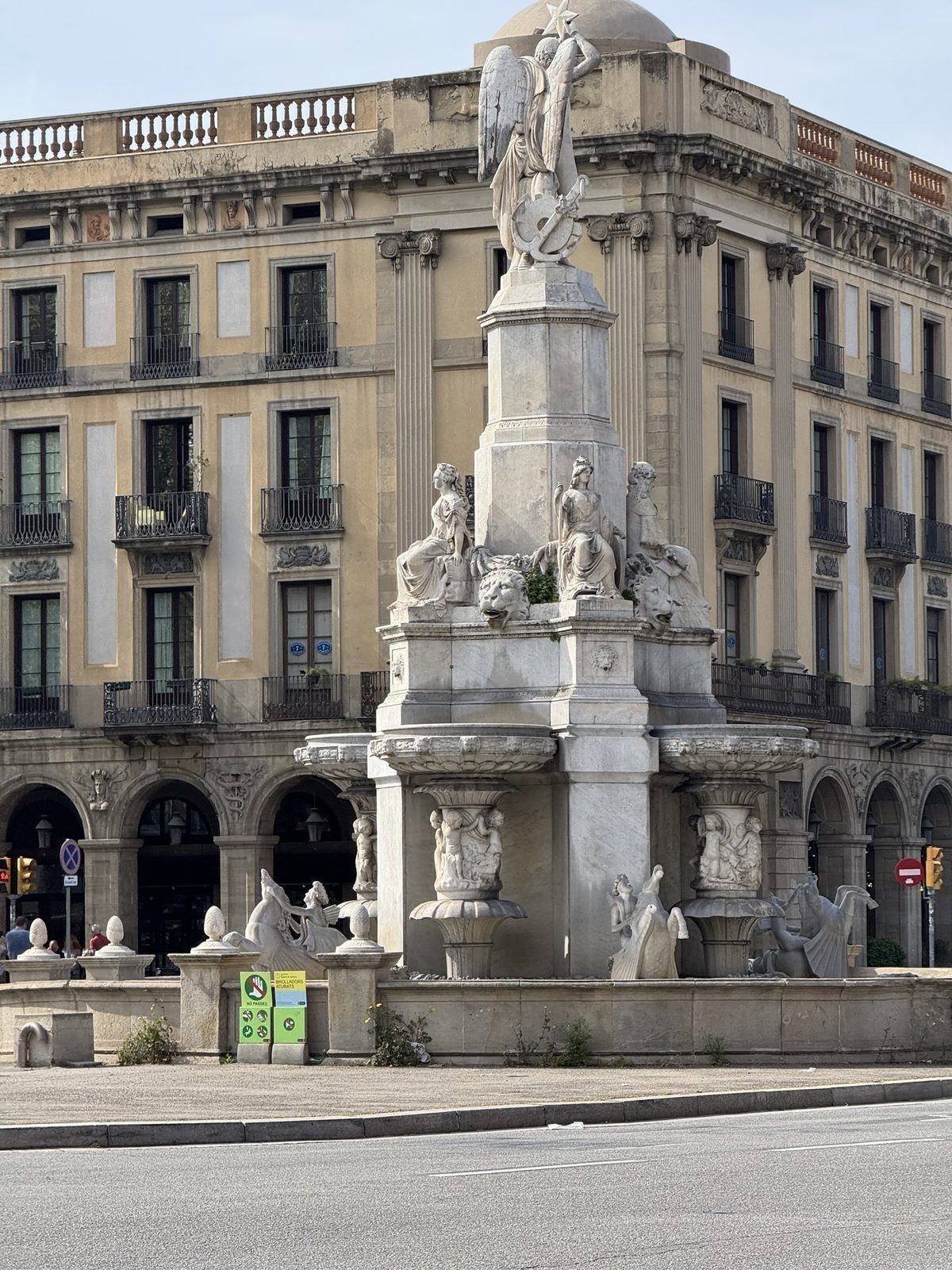 Klassische Brunnenfigur vor historischem Gebäude