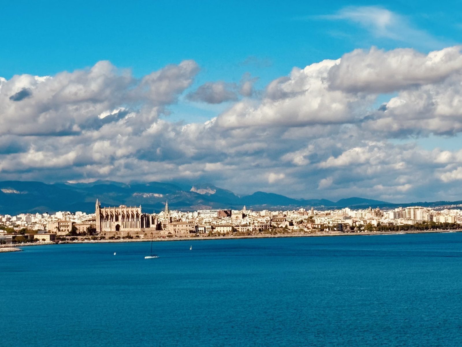 Kathedrale am Meer mit Wolkenhimmel