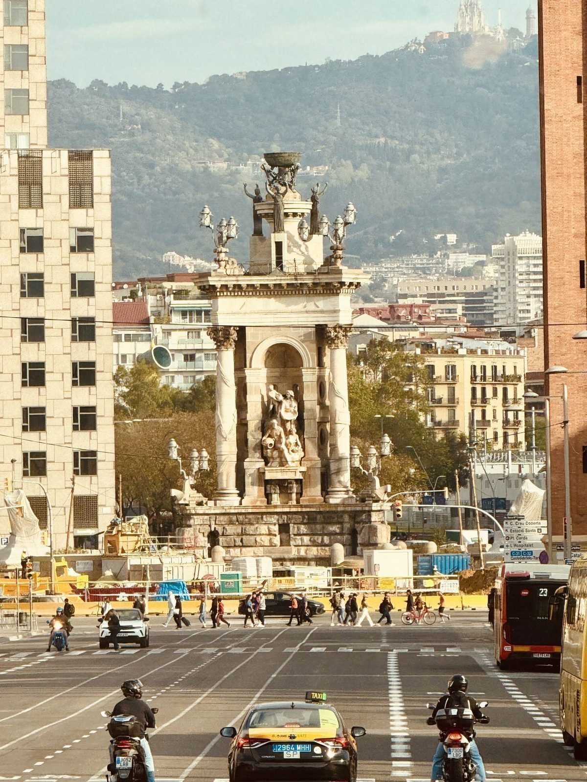 Plaça d'Espanya mit Architektur und Passanten