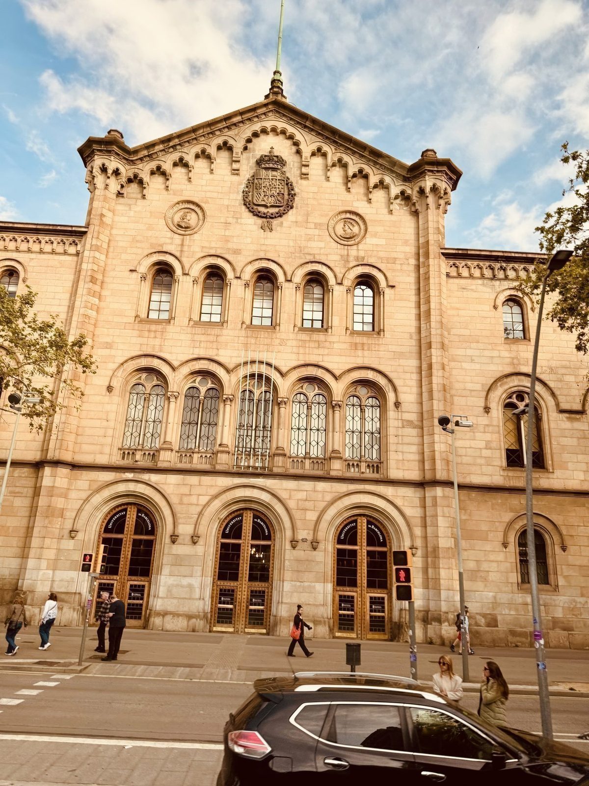 Klassisches Gebäude mit Bogenfenstern