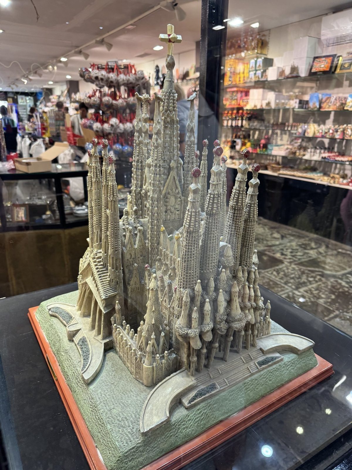 Modell der Sagrada Familia in einem Souvenirshop
