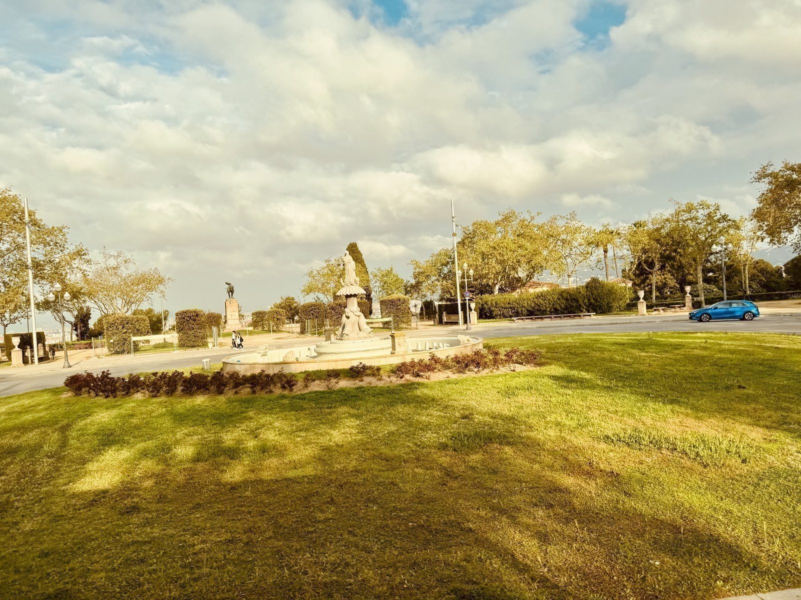 Friedliche Parklandschaft mit Brunnen