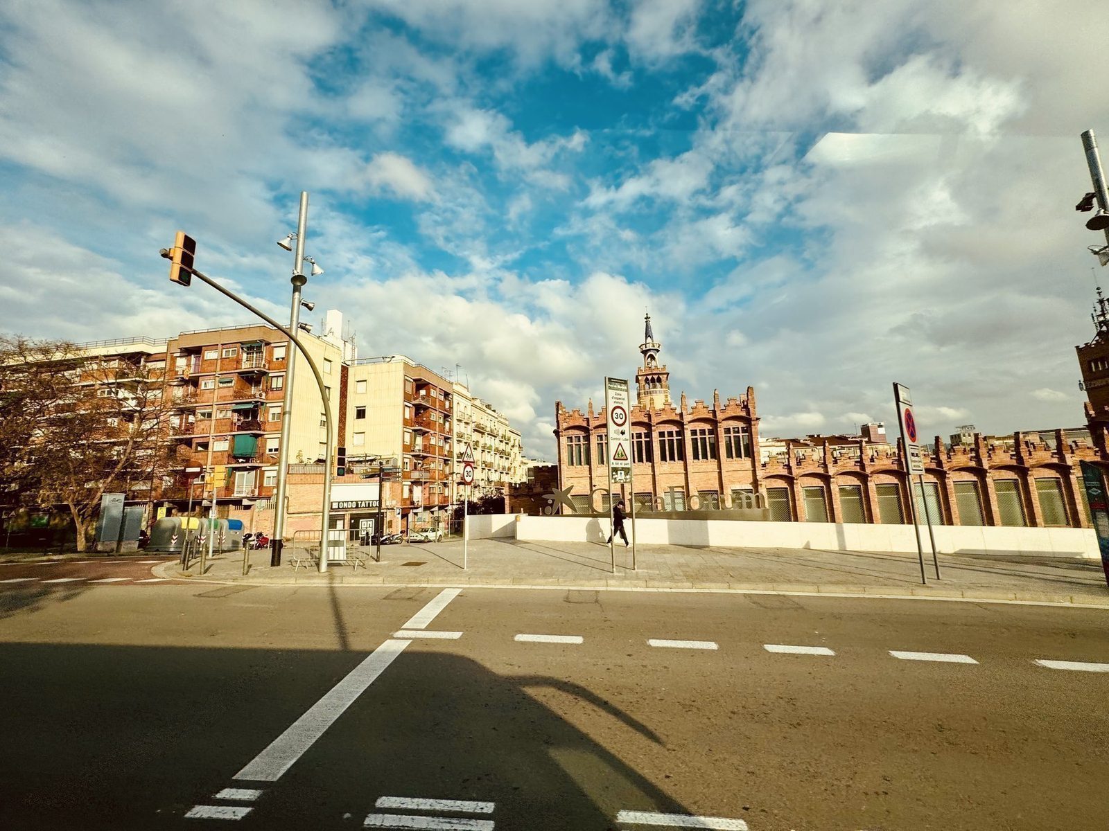 Straßenkreuzung mit Blick auf das Crivellorum Gebäude