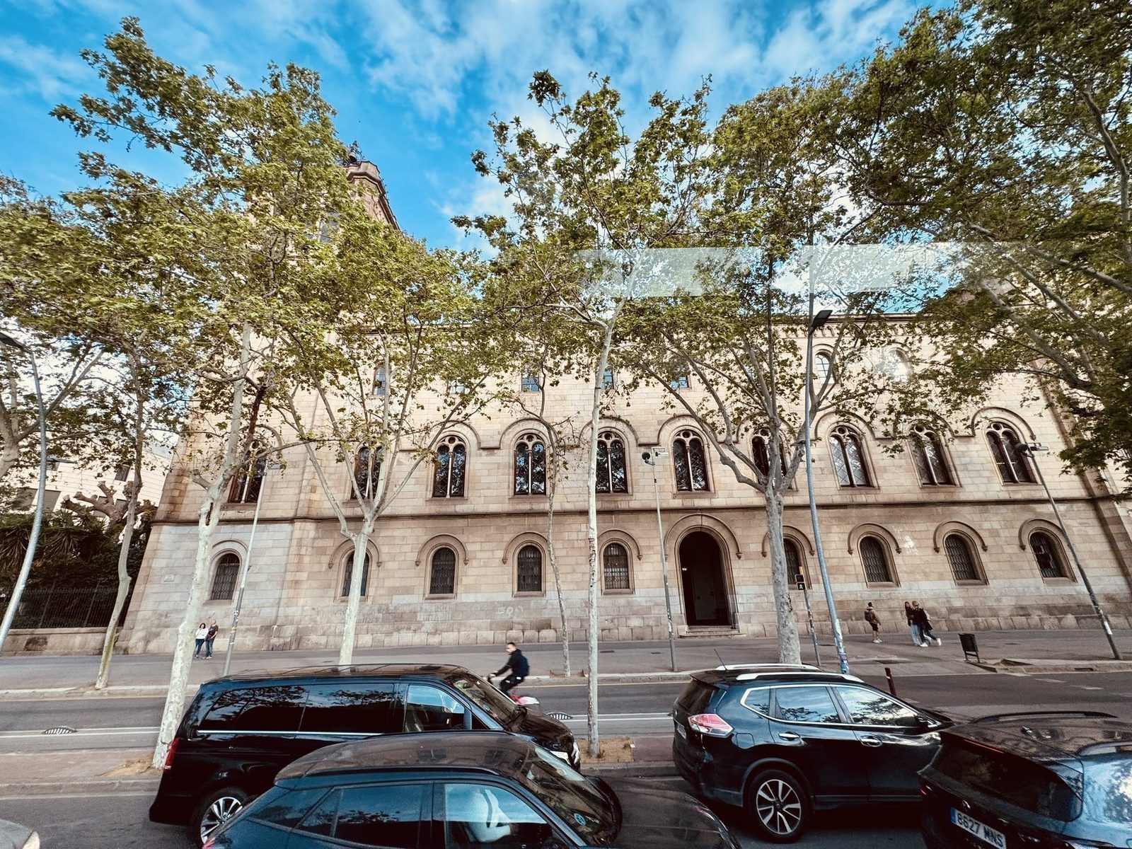 Historisches Gebäude mit Bäumen