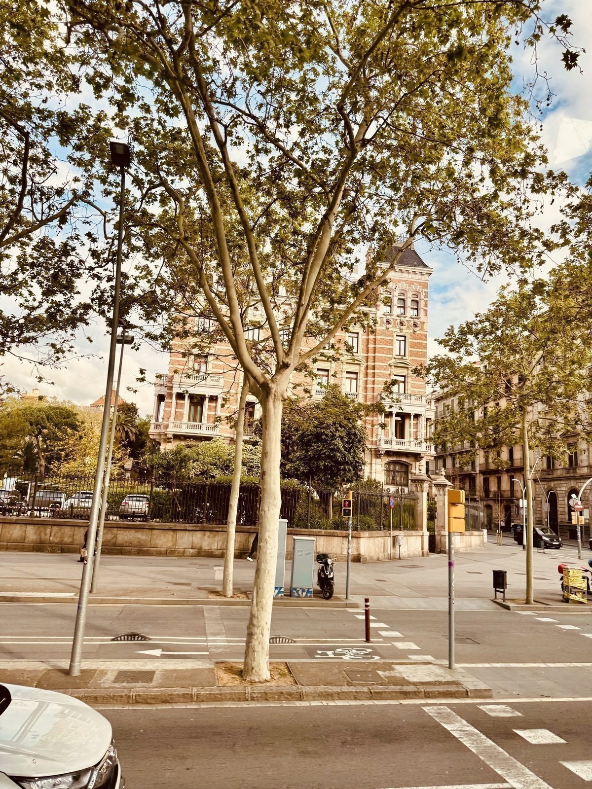 Bunte Stadtstraße mit historischem Gebäude