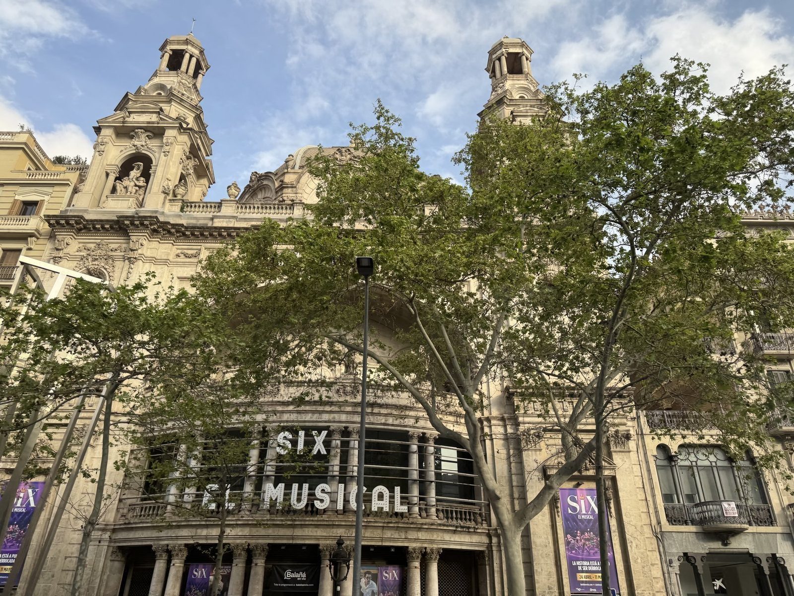 Klassisches Theater mit Bäumen im Vordergrund