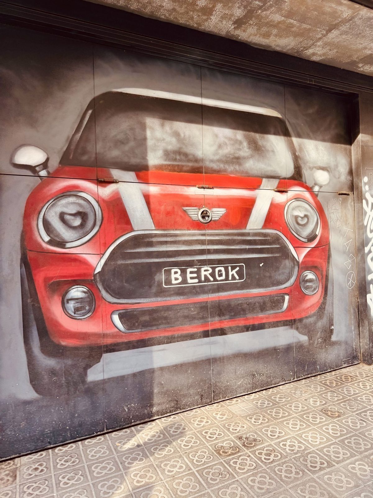 Rotes Auto Mural an der Wand