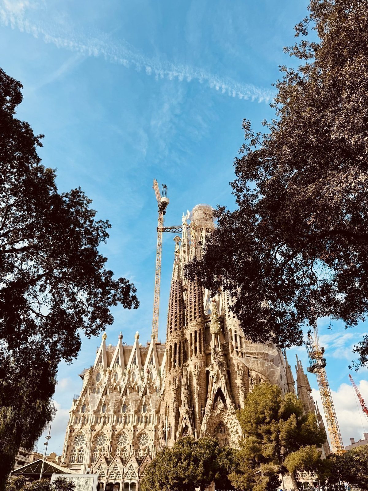 Sagrada Familia unter blauem Himmel