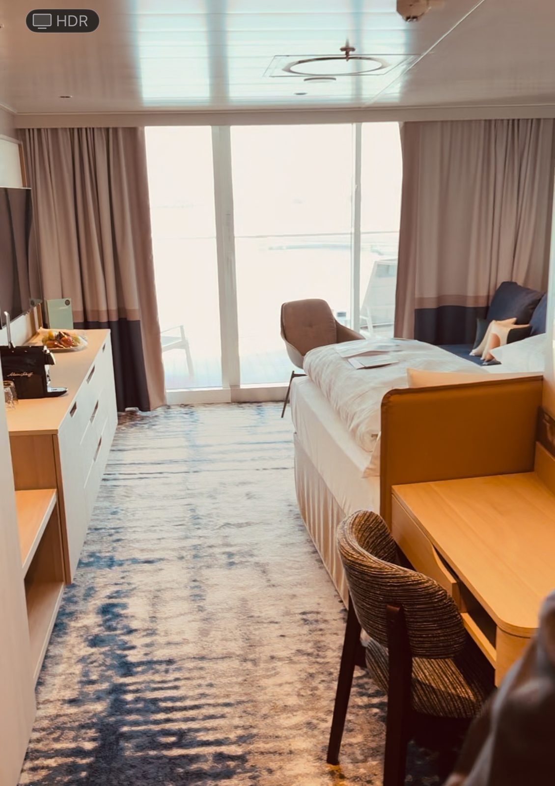 Juniorsuite, wirkt kleiner als auf der Mein Schiff 7, der durchgang mit schminktisch ist enger und es fehlt der sitzbereich am Fenster