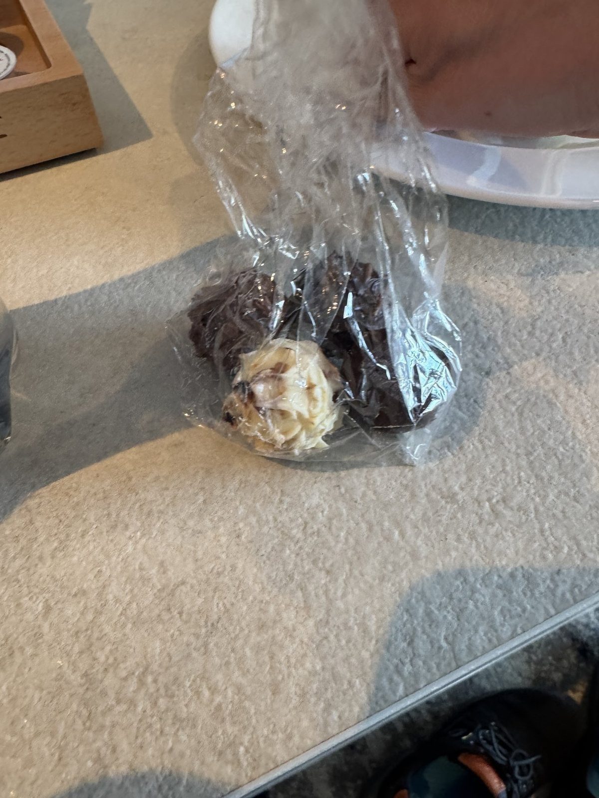 Verpackte Schokoladenbonbons auf Tisch