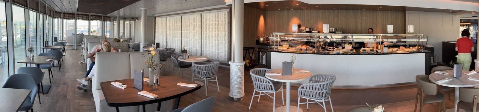Modernes Buffet mit Blick auf Hafen