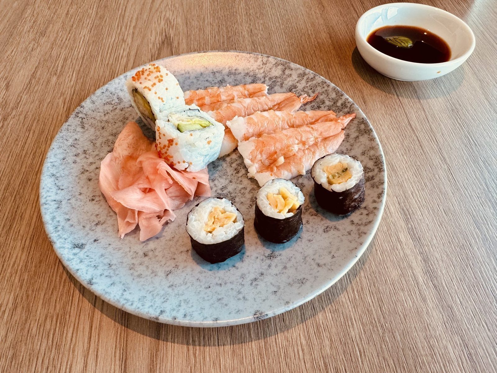 Sushi auf dem Teller