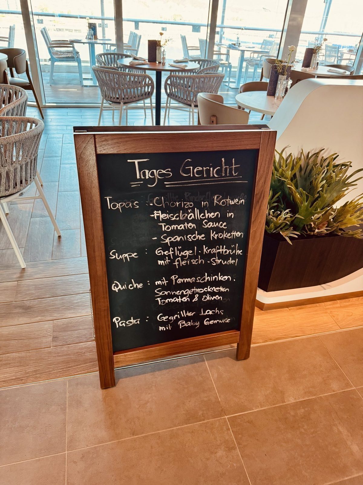 Tagesgerichttafel in modernem Caf