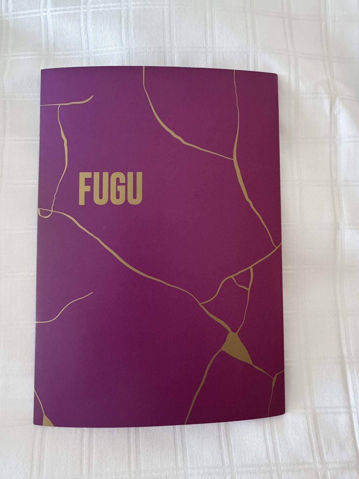 Violetter Fugu Katalog auf Tisch