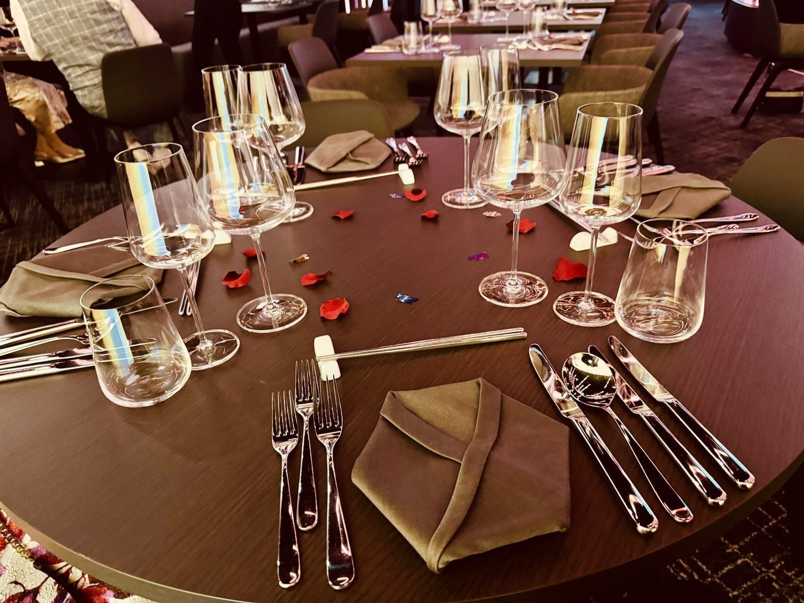 Romantisches Dinner in einem gehobenen Restaurant