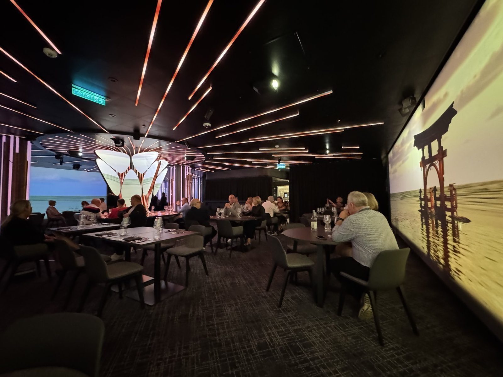 Modernes Restaurant mit leuchtenden Deckenlichtern