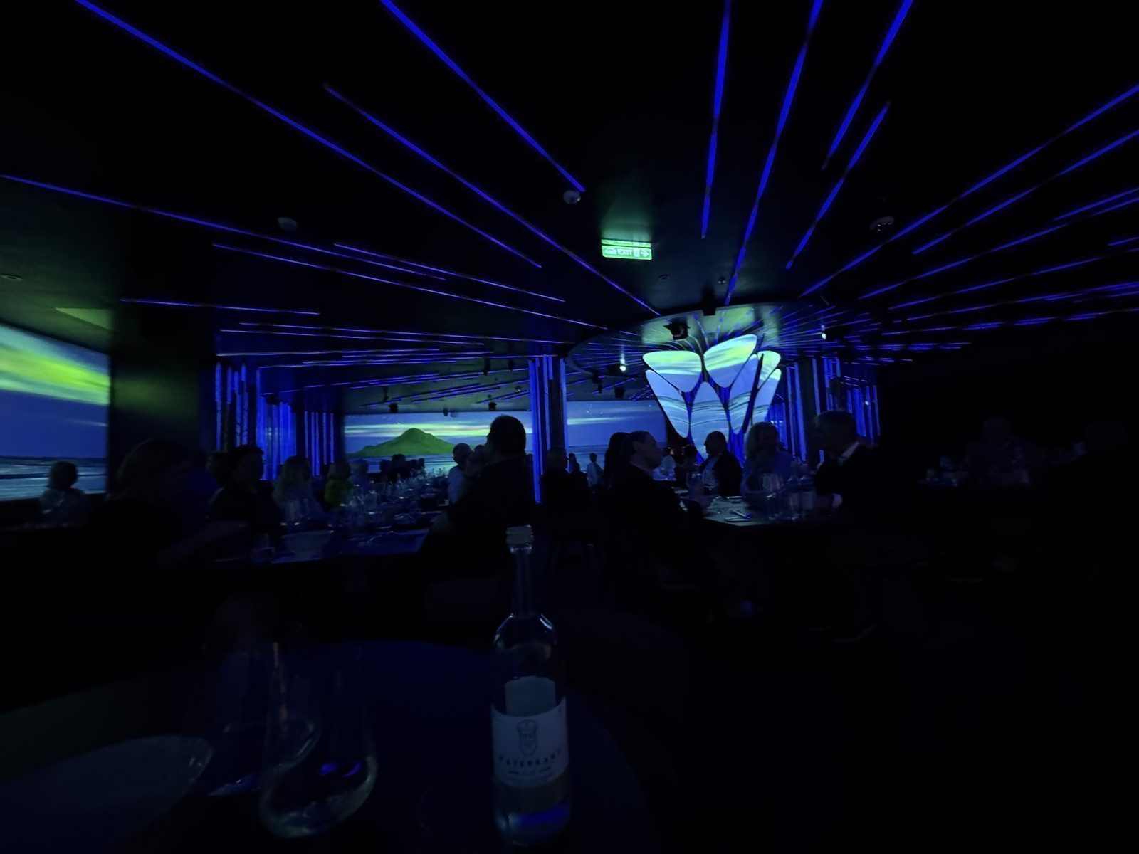 Dunkles Restaurant mit Laserlichtern