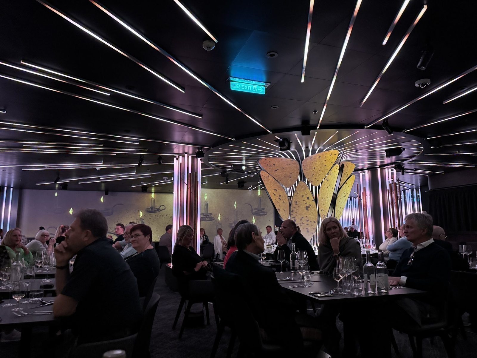 Modernes Restaurant mit stilvoller Beleuchtung