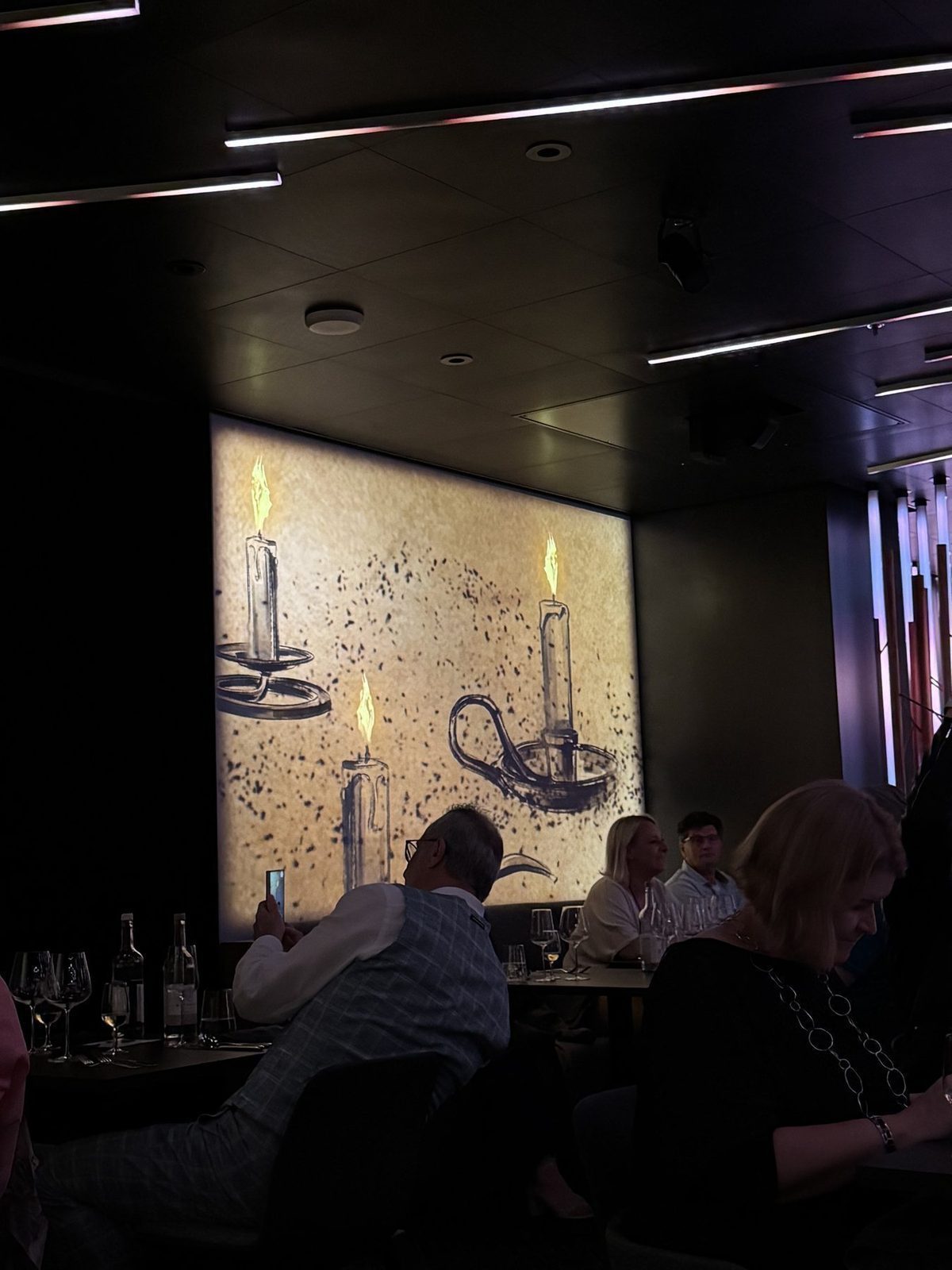 Kunstvolles Lichtspiel in der Bar