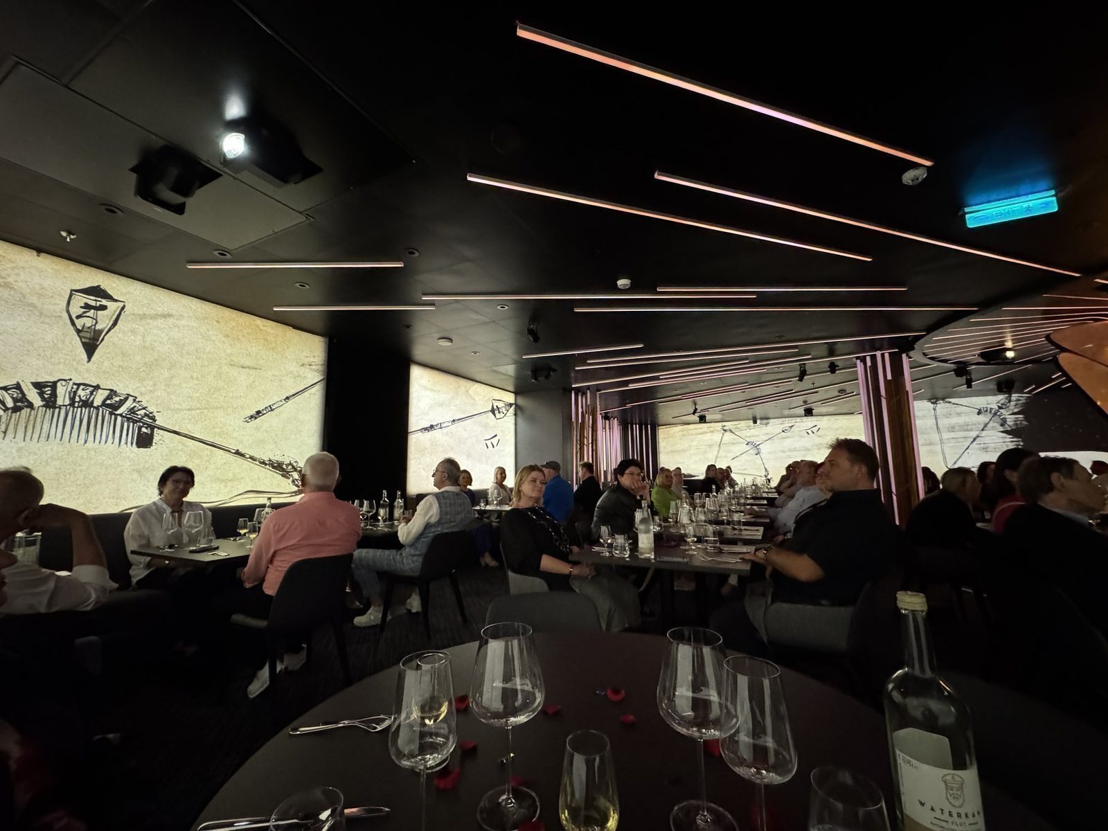 Gesellige Abendessenstunde in einem modernen Restaurant