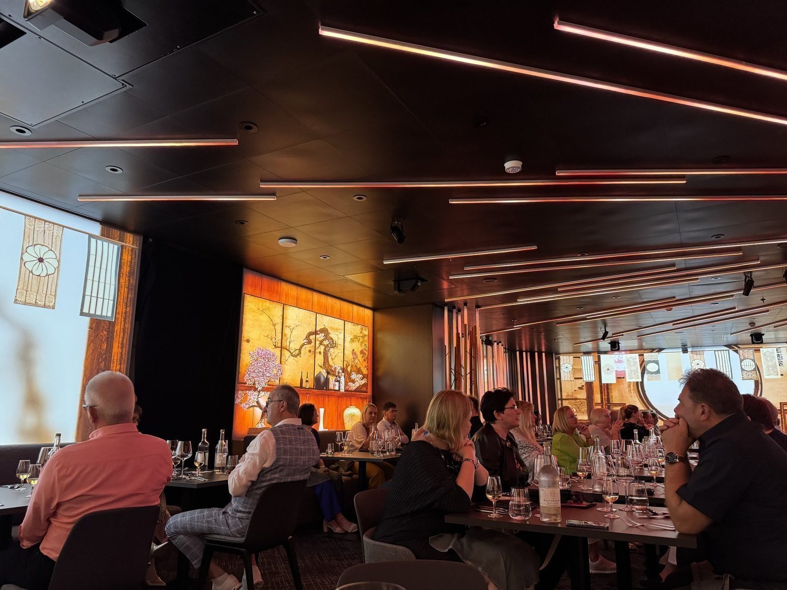 Klassisches Dinner auf einem Schiff