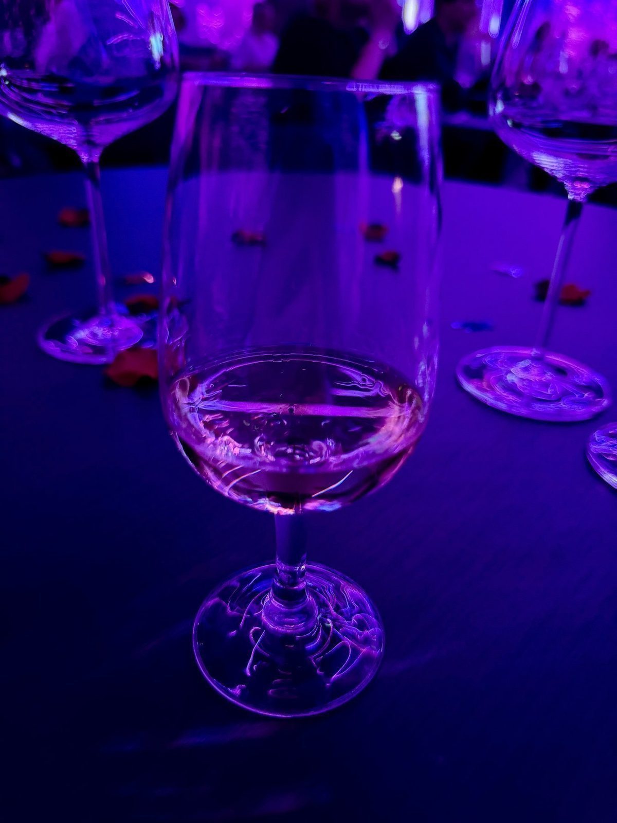 Gläser bei Nachtlicht