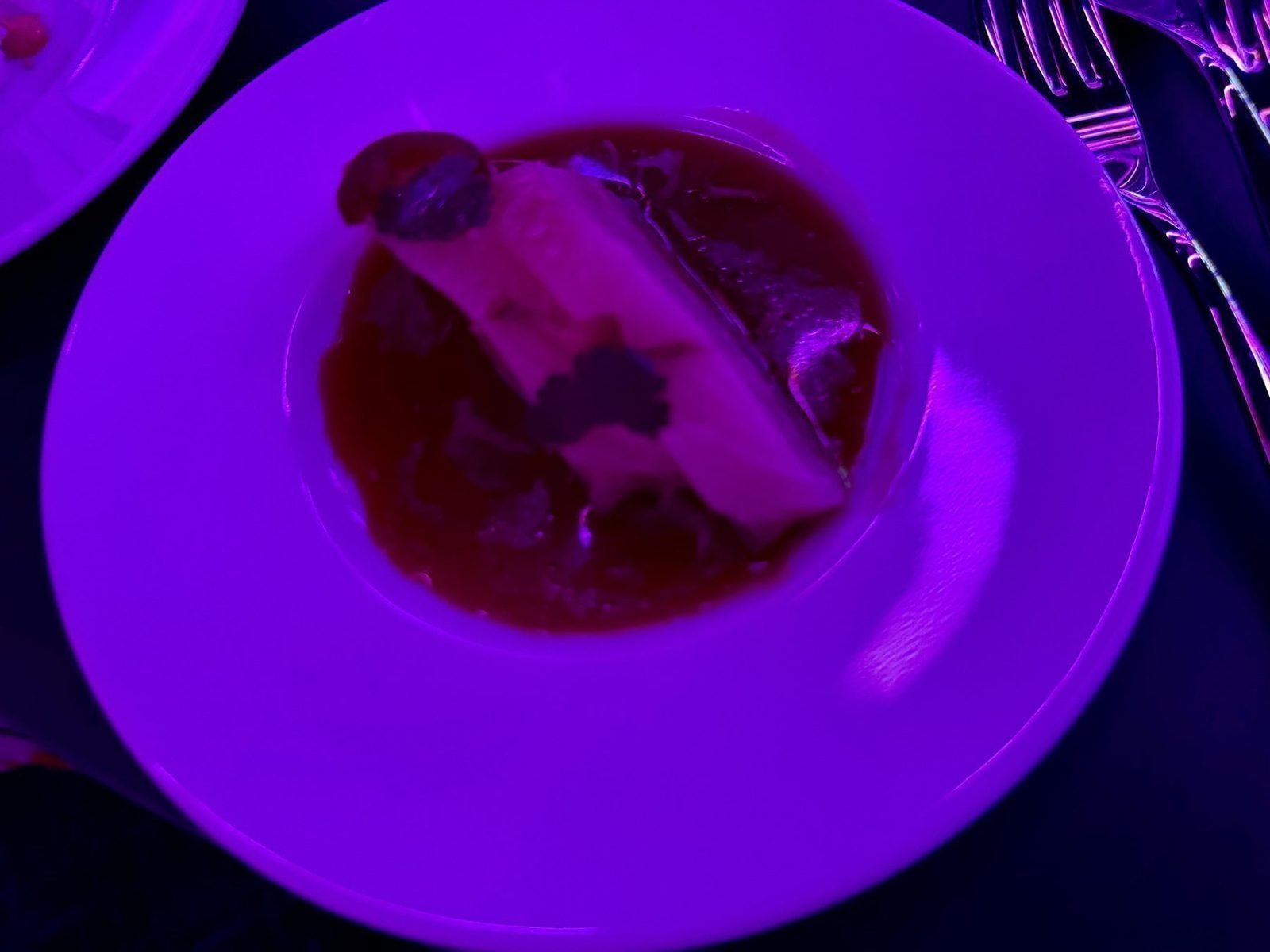 Rote Suppe mit Tofu in purpurfarbener Schale