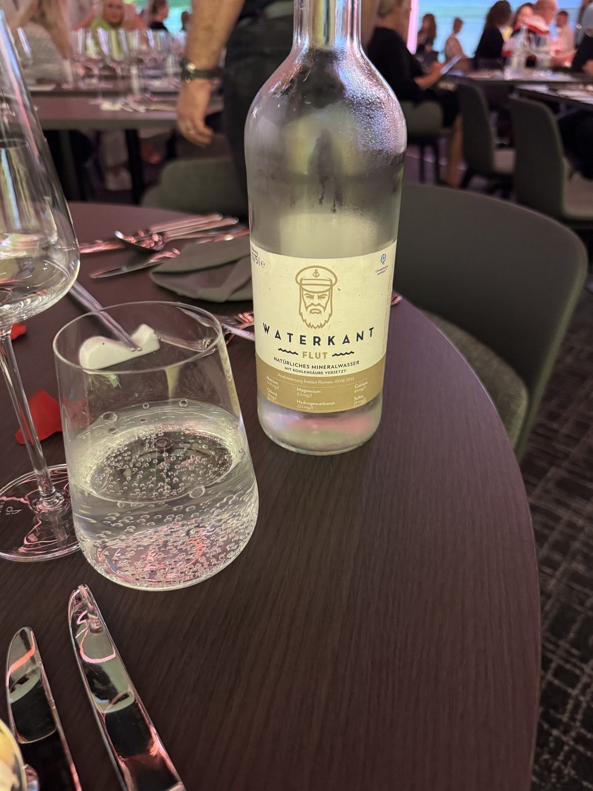 Mineralwasser Verkostung in einem Restaurant