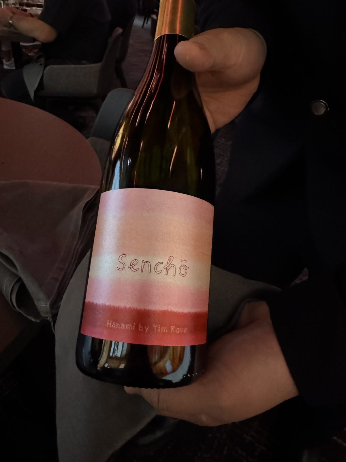 Person hält Flasche Senchō
