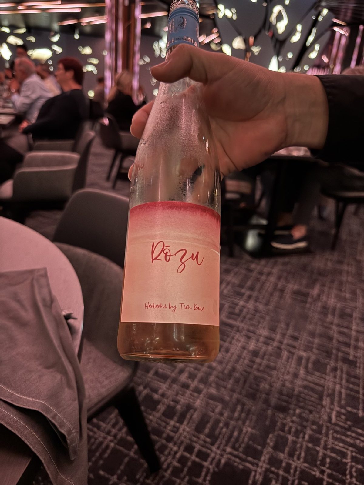 Rosé Wein in der Hand