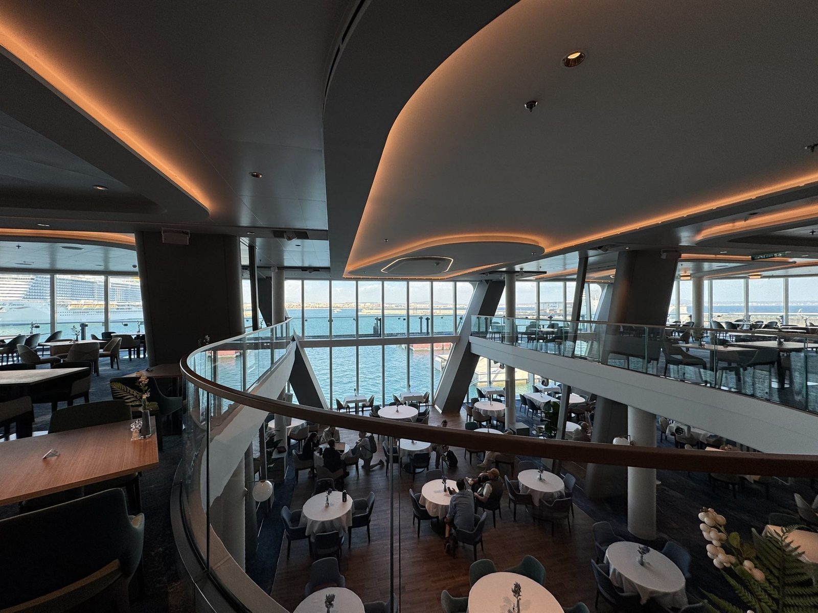 Luxuriöses Restaurant mit Meerblick