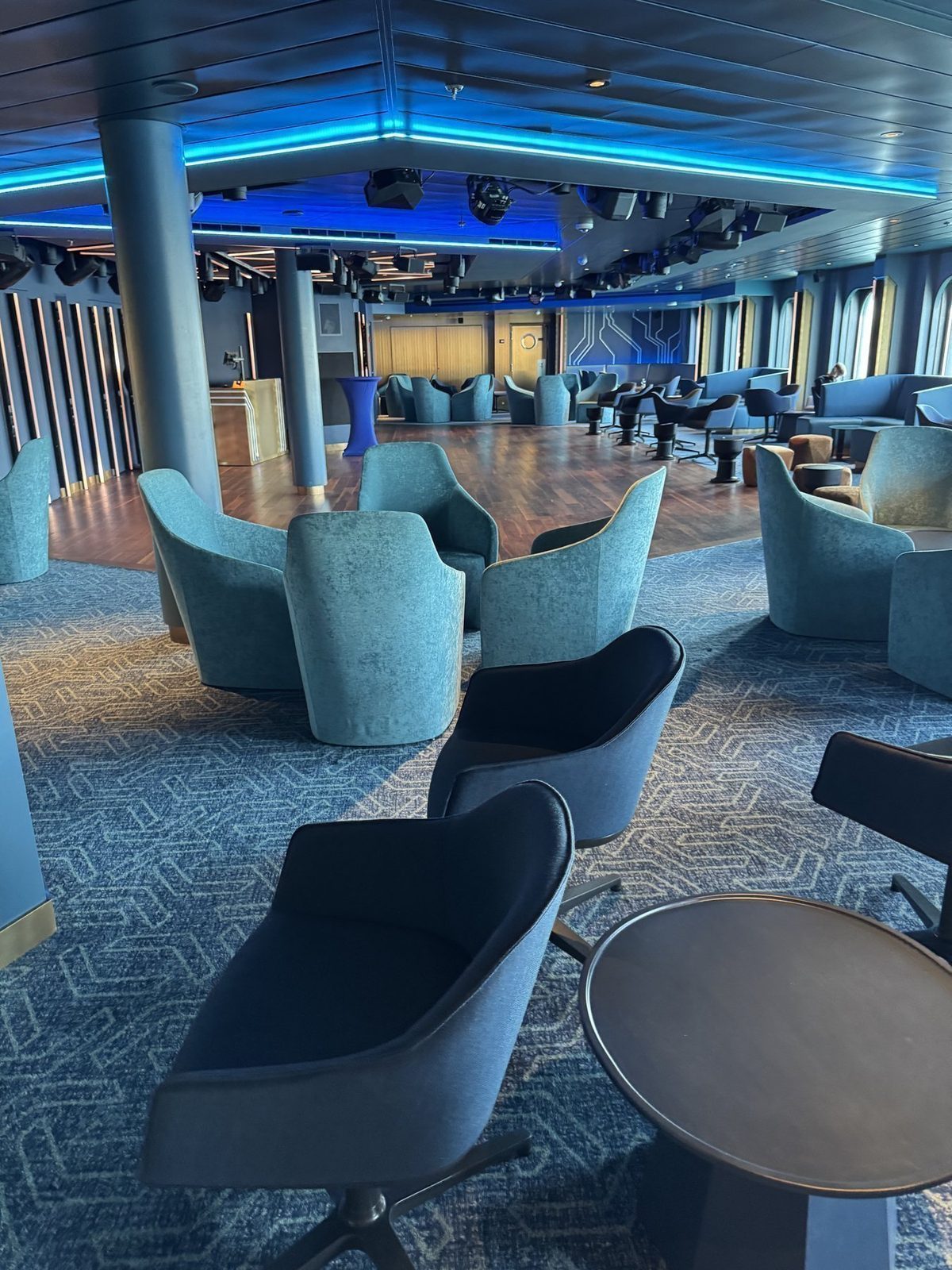 Modernes Lounge Design mit blauen Sesseln
