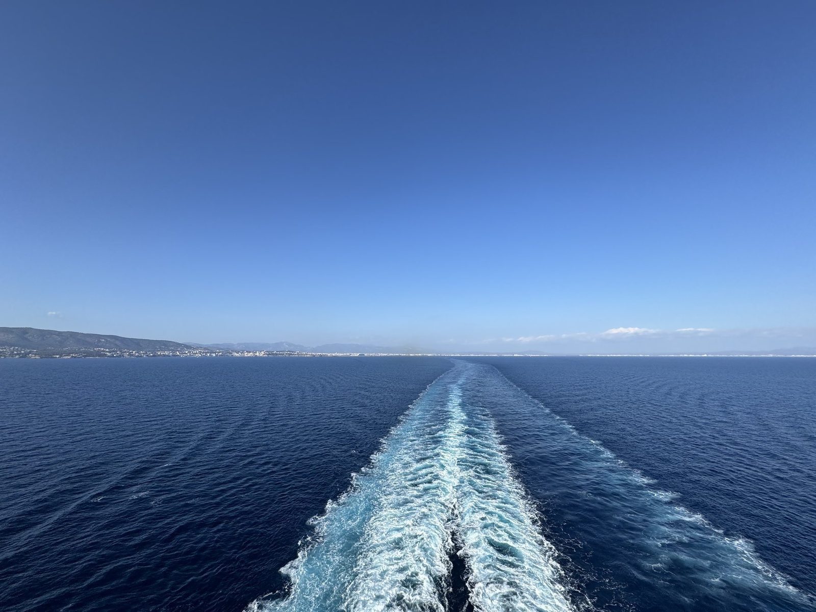 Meereswellen hinter einem Schiff