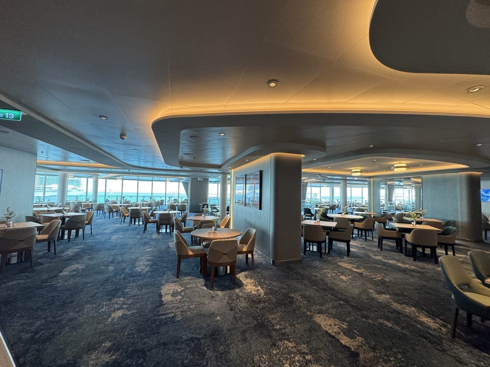 Modernes Restaurant mit Blick auf den Hafen
