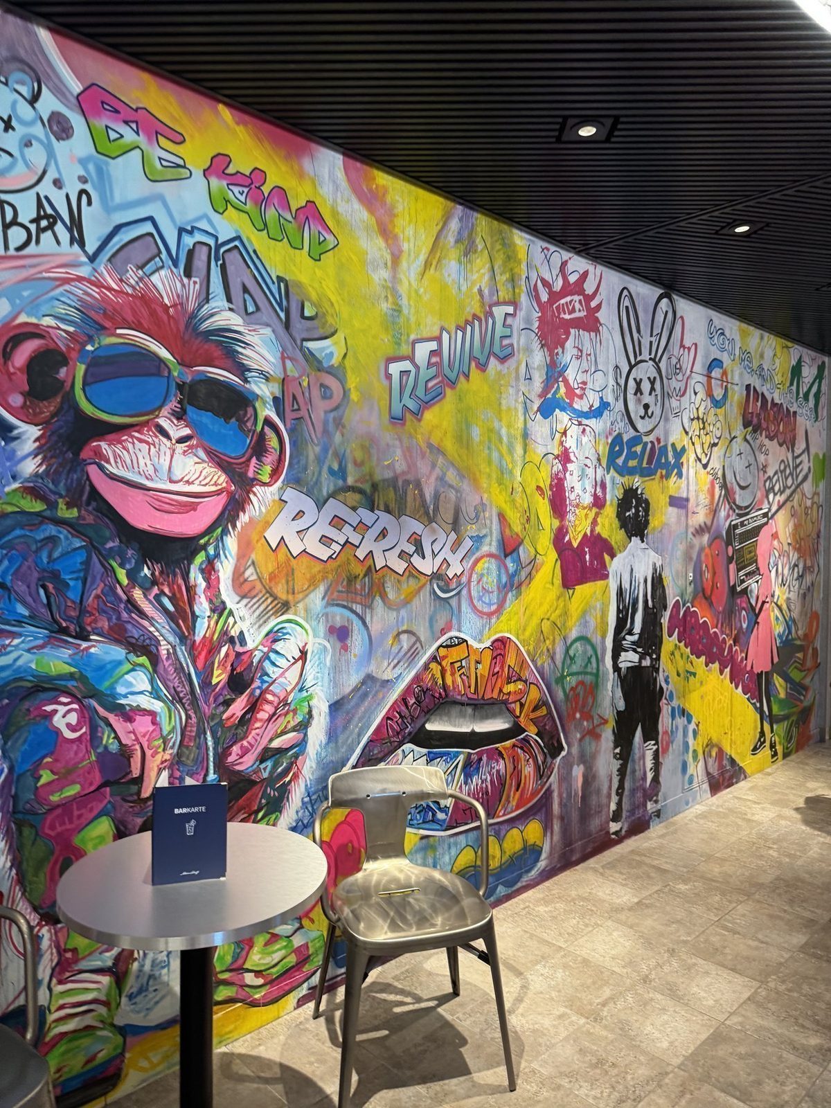 Farbenfrohes Graffiti im Café