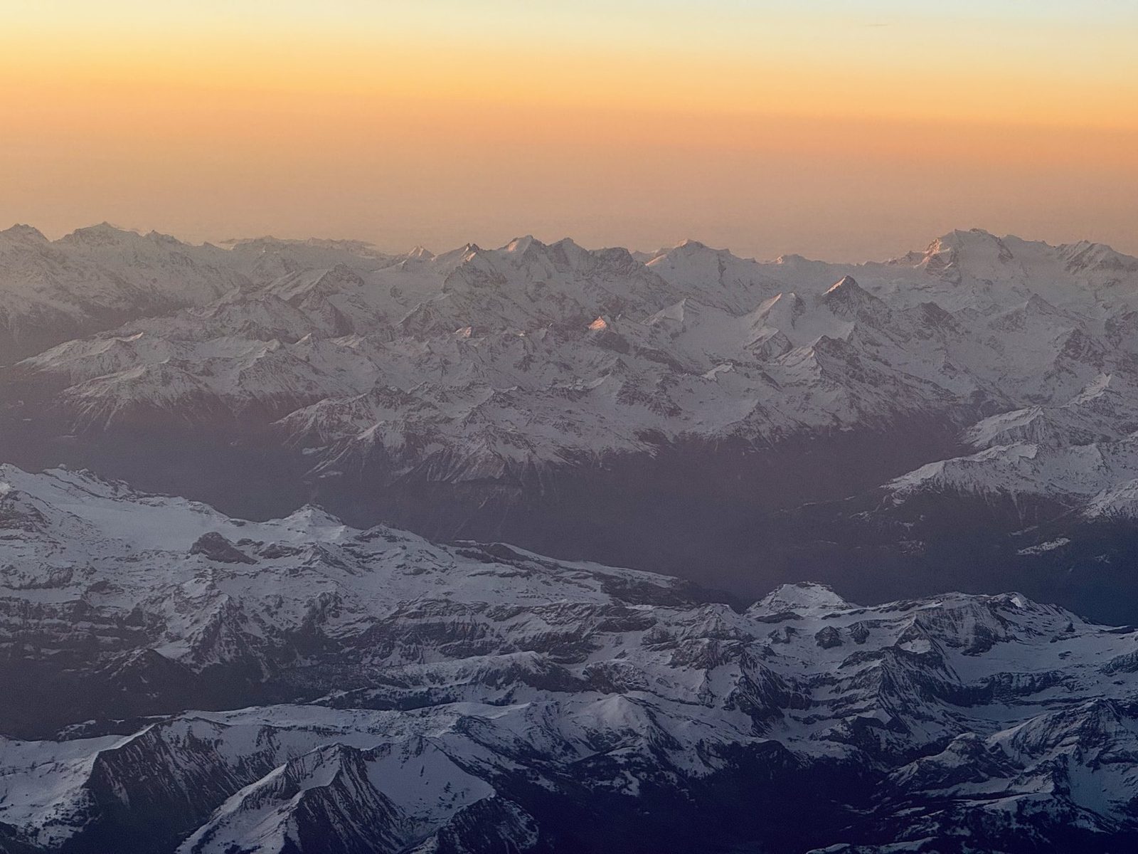 Schneebedeckte Alpen bei Sonnenuntergang