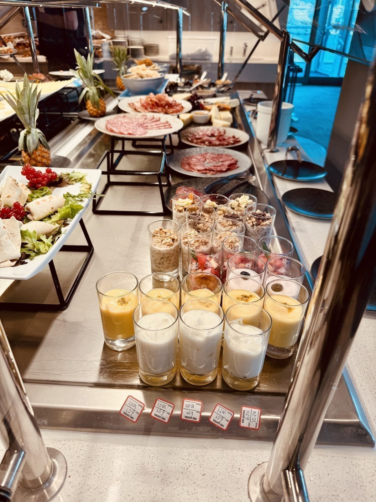 Frühstücksservice mit Vielfalt an Snacks