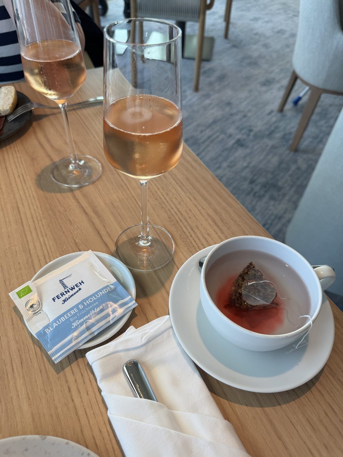 Roséwein und Blaubeer Tee