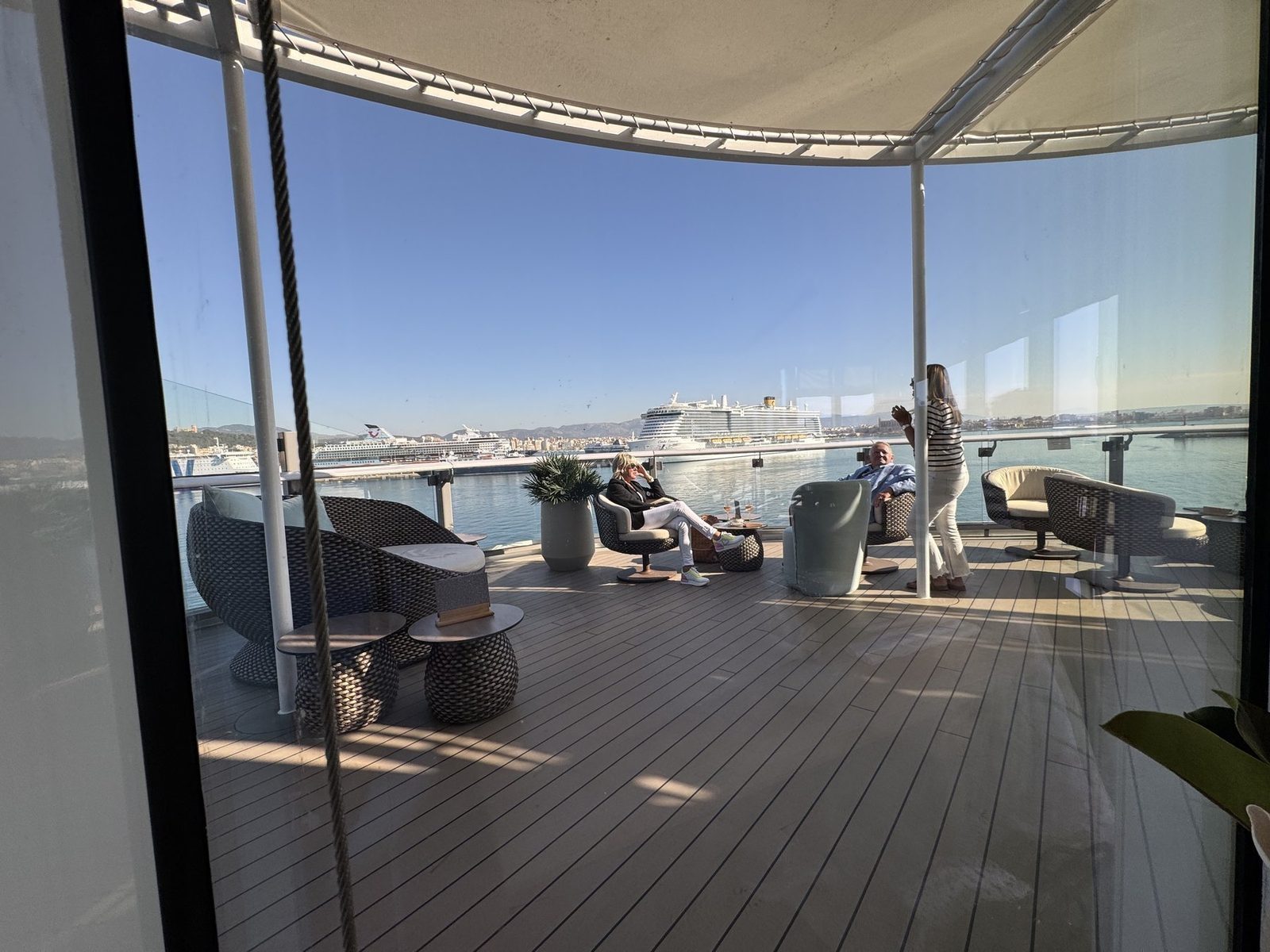 Terrasse mit Blick auf Kreuzfahrtschiffe