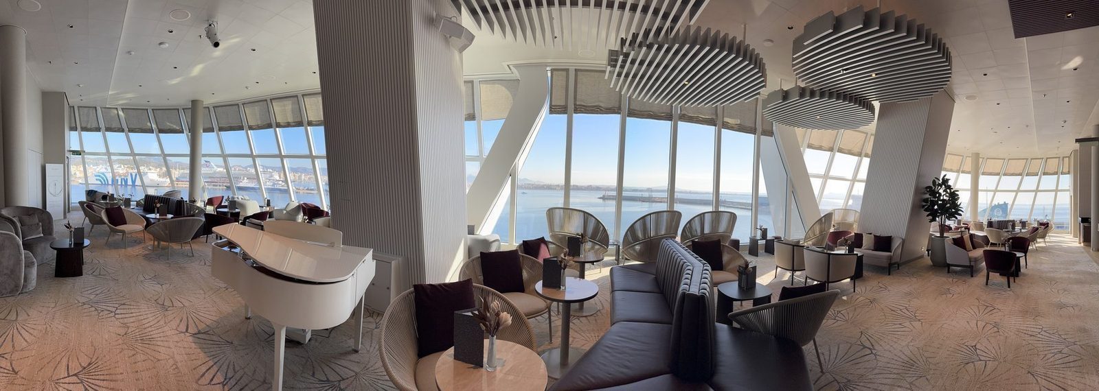 Luxuriöses Lounge Interieur mit Panoramablick