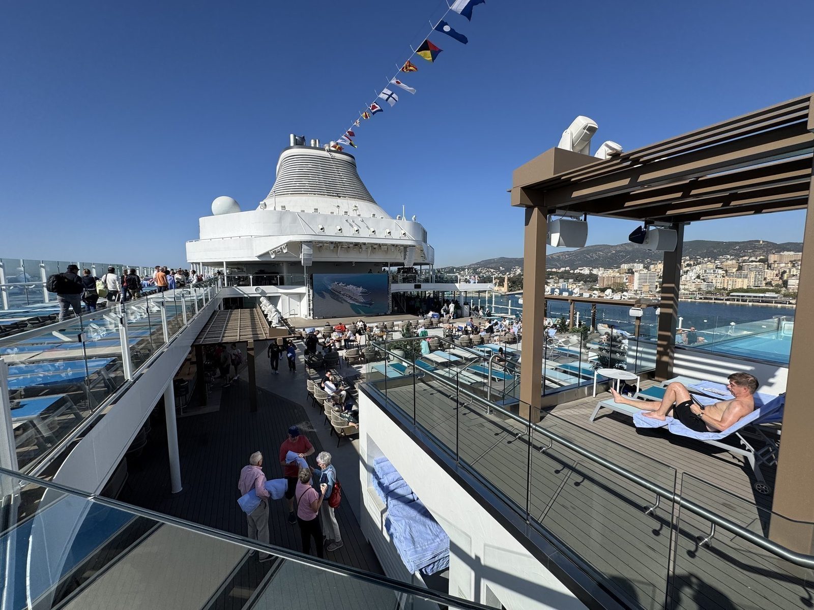 Luxuriöses Kreuzfahrtschiff mit Pool Deck